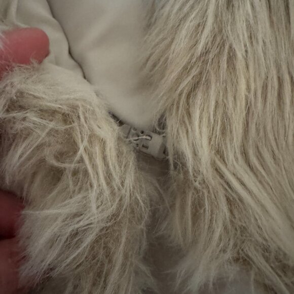 EUC GAP Womens Faux Fur Vest – Cozy Cream Winter Layer – Sz M - Picture 5 of 7